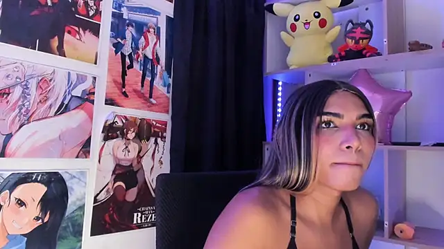 Snapshot of VeronicaSaenzx chatting on 10.13.25 VeronicaSaenzx online show from 10.13.25