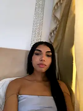 Snapshot of VeronicaSaenzx chatting on 11.25.25 VeronicaSaenzx online show from 11.25.25