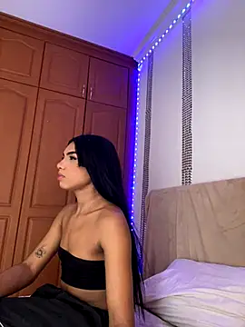 Snapshot of VeronicaSaenzx chatting on 11.26.25 VeronicaSaenzx online show from 11.26.25