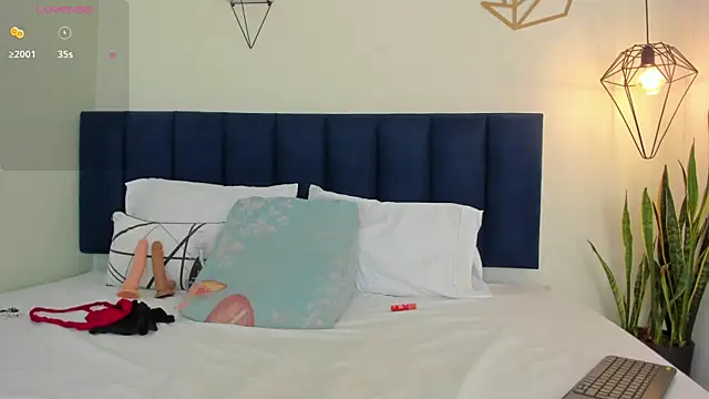 sophieturner mg online show from 10.06.25