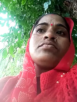 Snapshot of Hansini_Gowda chatting on 10.27.25 Hansini Gowda online show from 10.27.25