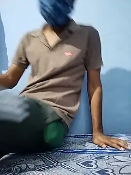 Snapshot of YourTarzan chatting on 09.13.25 YourTarzan online show from 09.13.25