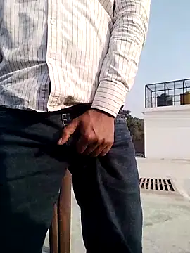 Snapshot of YourTarzan chatting on 12.04.25 YourTarzan online show from 12.04.25