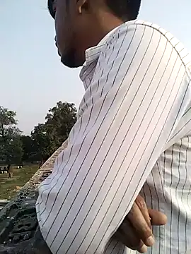 Snapshot of YourTarzan chatting on 12.05.25 YourTarzan online show from 12.05.25