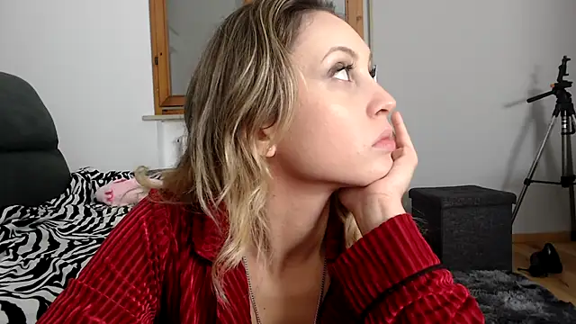 Snapshot of L_Sofia chatting on 11.05.25 L Sofia online show from 11.05.25