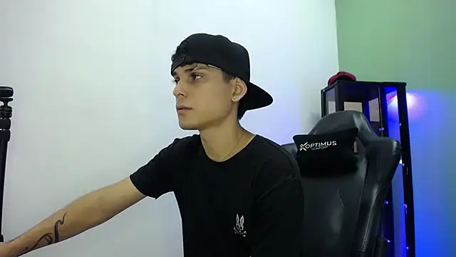 dilan hott  online show from 12.13.25