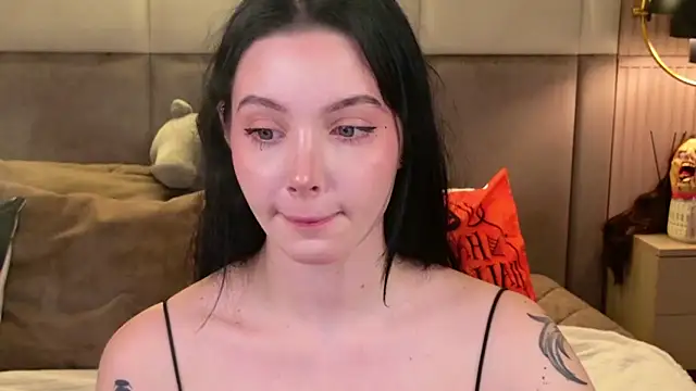 Snapshot of Goldy_Stark chatting on 10.18.25 Goldy Stark online show from 10.18.25