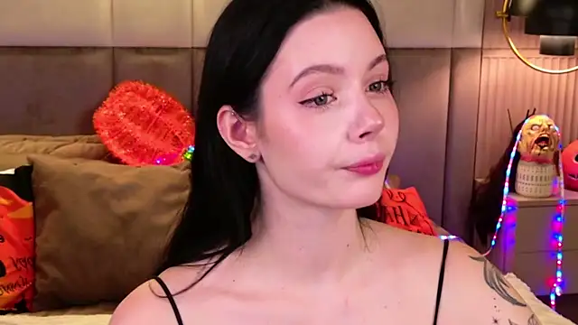 Snapshot of Goldy_Stark chatting on 10.19.25 Goldy Stark online show from 10.19.25