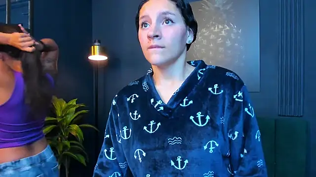 Snapshot of aliceandsia chatting on 09.29.25 aliceandsia online show from 09.29.25