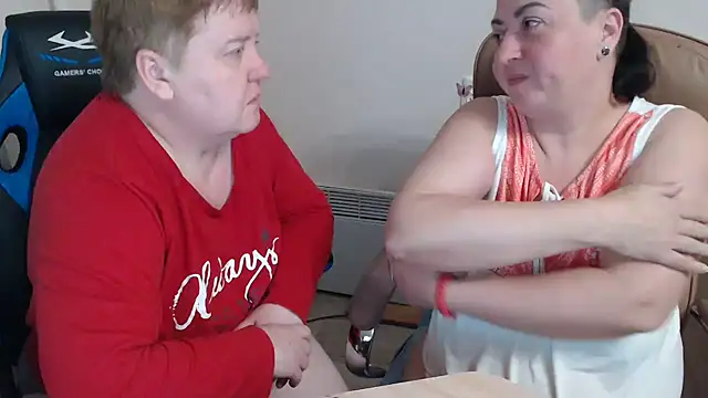 Snapshot of Bertie_Adeline chatting on 11.27.25 Bertie Adeline online show from 11.27.25