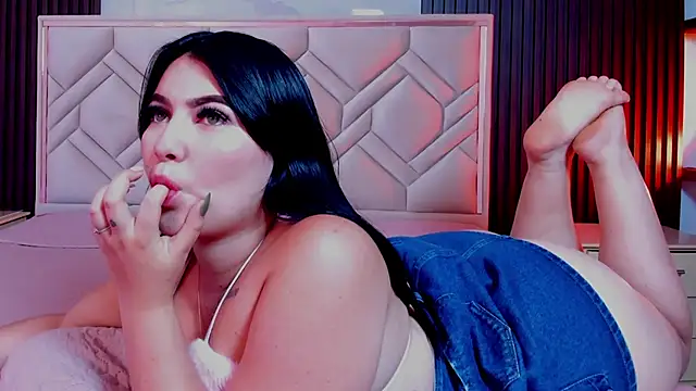 Snapshot of MiaaFarrel chatting on 10.21.25 MiaaFarrel online show from 10.21.25