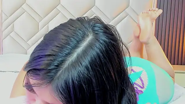 Snapshot of MiaaFarrel chatting on 11.21.25 MiaaFarrel online show from 11.21.25