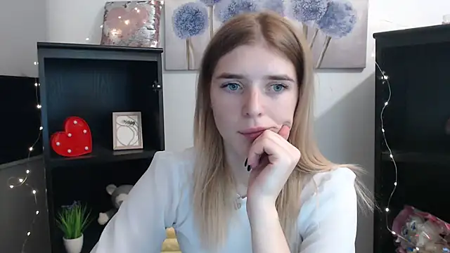 JuiceLips   online show from 11.14.25