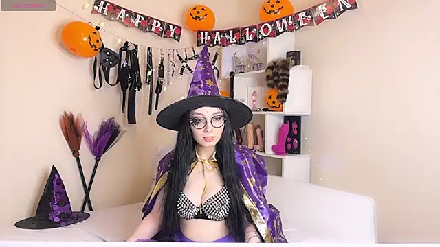 Snapshot of Jinhee_Tiny chatting on 10.31.25 Jinhee Tiny online show from 10.31.25