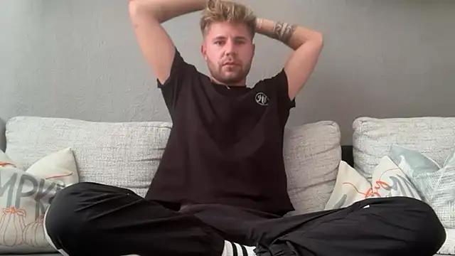 Snapshot of RioBlaze chatting on 09.20.25 RioBlaze online show from 09.20.25