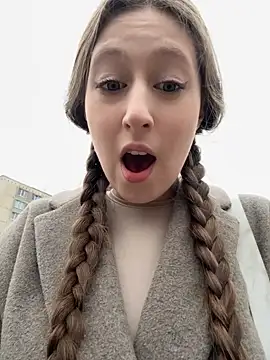 Snapshot of FroggyAnna chatting on 10.05.25 FroggyAnna online show from 10.05.25