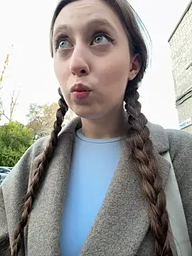 Snapshot of FroggyAnna chatting on 10.08.25 FroggyAnna online show from 10.08.25