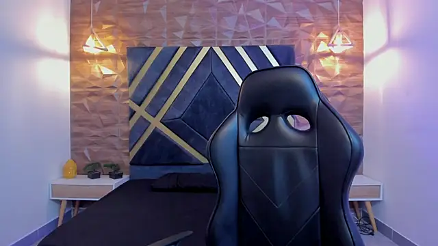 Alana cox  online show from 12.04.25