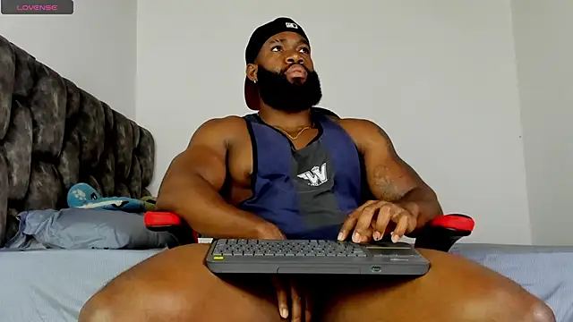 Snapshot of james_musclebbc chatting on 04.21.26 james musclebbc online show from 04.21.26
