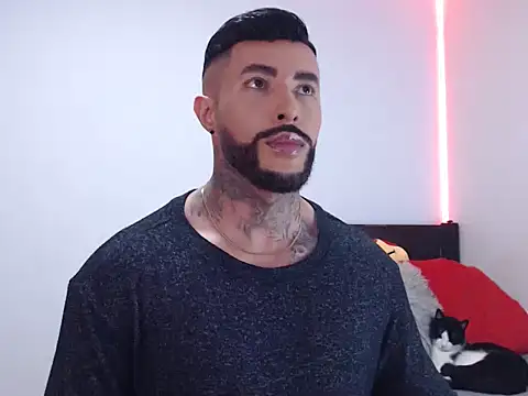 Snapshot of andrea_de_lucaa chatting on 11.18.25 andrea de lucaa online show from 11.18.25