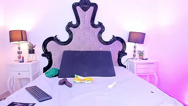 Snapshot of _analyy_ chatting on 09.24.25 analyy online show from 09.24.25