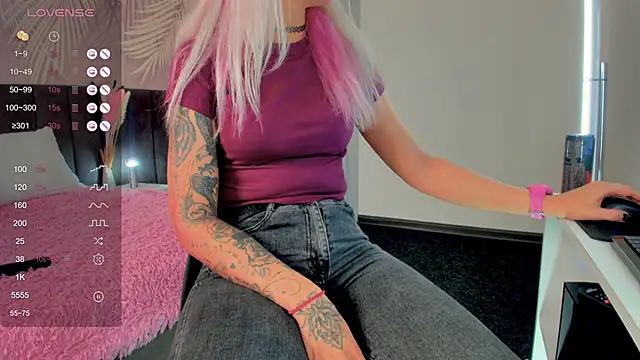 Snapshot of Kira_Key chatting on 09.16.25 Kira Key online show from 09.16.25