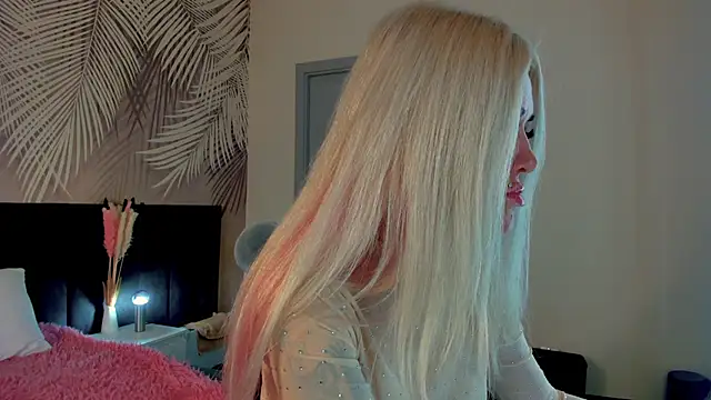 Snapshot of Kira_Key chatting on 09.24.25 Kira Key online show from 09.24.25