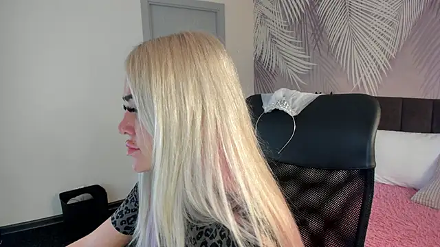 Snapshot of Kira_Key chatting on 09.28.25 Kira Key online show from 09.28.25