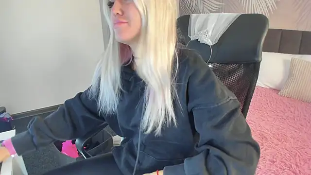 Snapshot of Kira_Key chatting on 09.29.25 Kira Key online show from 09.29.25