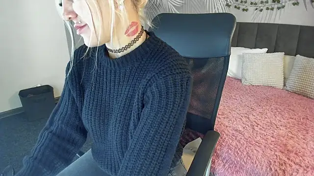 Snapshot of Kira_Key chatting on 10.18.25 Kira Key online show from 10.18.25