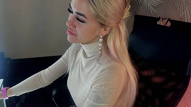 Snapshot of Kira_Key chatting on 11.02.25 Kira Key online show from 11.02.25