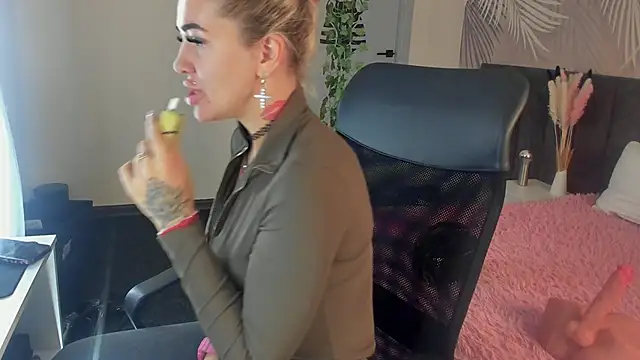 Snapshot of Kira_Key chatting on 11.03.25 Kira Key online show from 11.03.25