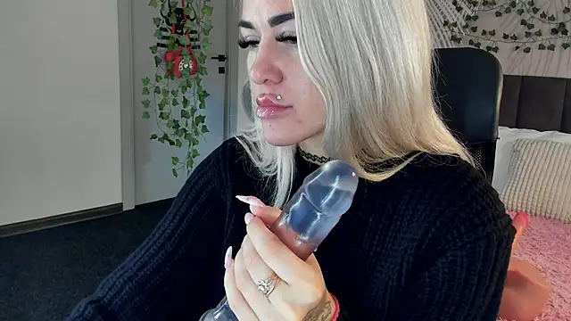 Snapshot of Kira_Key chatting on 11.10.25 Kira Key online show from 11.10.25