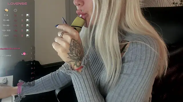 Snapshot of Kira_Key chatting on 11.18.25 Kira Key online show from 11.18.25