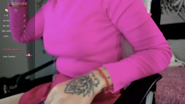 Snapshot of Kira_Key chatting on 12.02.25 Kira Key online show from 12.02.25