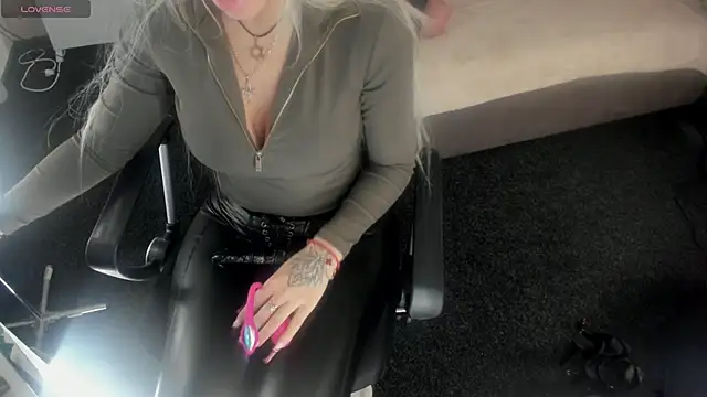 Snapshot of Kira_Key chatting on 02.10.26 Kira Key online show from 02.10.26