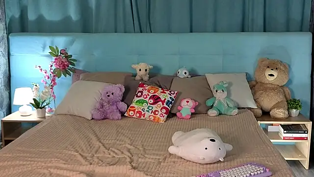 Aurora Bennet online show from 12.03.25