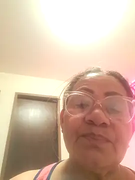 Snapshot of Vickysweeeettt chatting on 12.17.25 Vickysweeeettt online show from 12.17.25