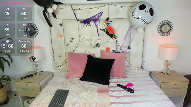 Snapshot of sara_coor chatting on 10.14.25 sara coor online show from 10.14.25