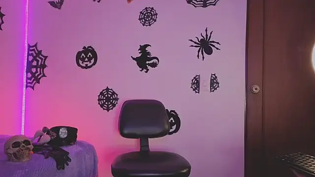 Snapshot of MiaCollinssx chatting on 10.26.25 MiaCollinssx online show from 10.26.25