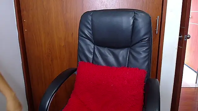 Snapshot of melikaronit2 chatting on 10.29.25 melikaronit2 online show from 10.29.25