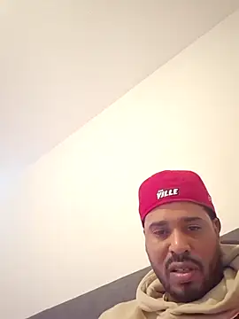 Snapshot of Danypeluche chatting on 11.28.25 Danypeluche online show from 11.28.25