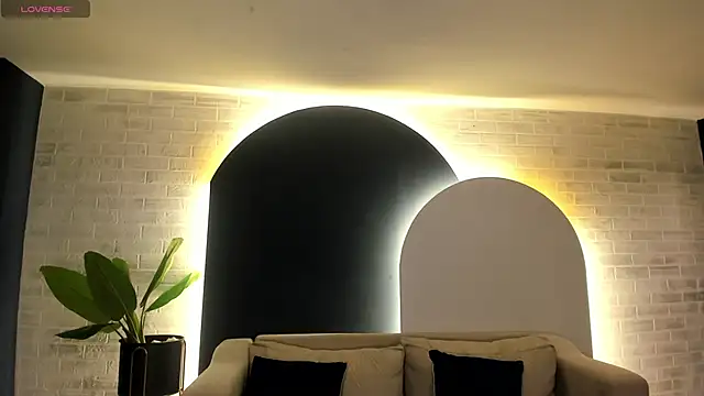 Snapshot of LeahNovac chatting on 09.29.25 LeahNovac online show from 09.29.25