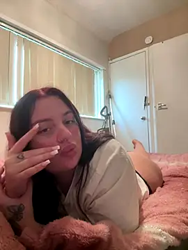 Snapshot of Victoriasteel chatting on 11.12.25 Victoriasteel online show from 11.12.25