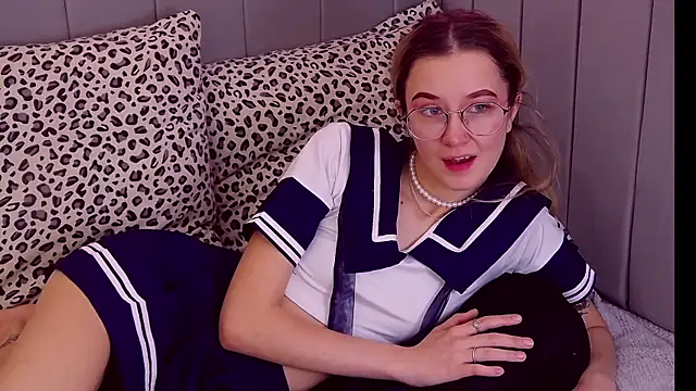 Snapshot of MaeLili chatting on 11.07.25 MaeLili online show from 11.07.25