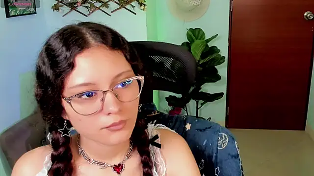 Snapshot of Krysten_Riter chatting on 11.26.25 Krysten Riter online show from 11.26.25