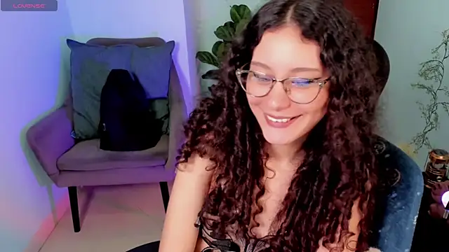 Snapshot of Krysten_Riter chatting on 11.29.25 Krysten Riter online show from 11.29.25