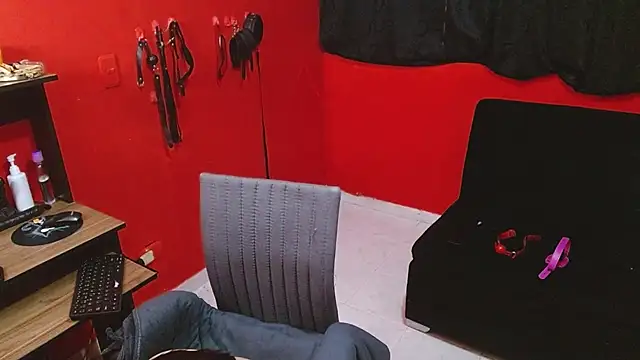 Snapshot of Emily_Slave28 chatting on 02.25.26 Emily Slave28 online show from 02.25.26