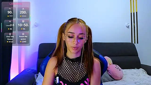 Snapshot of AmyKent_ chatting on 09.15.25 AmyKent online show from 09.15.25