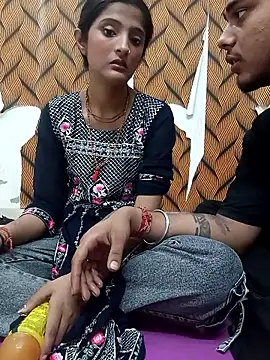 Snapshot of romantic_couple1 chatting on 09.28.25 romantic couple1 online show from 09.28.25